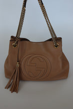 Load image into Gallery viewer, GUCCI | MEDIUM SOHO CHAIN BAG | TAN