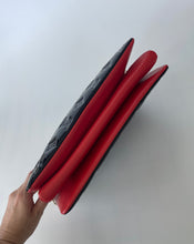 Load image into Gallery viewer, LV, Louis Vuitton, Coussin, Coussin MM, Coussin vernis, LV coussin, Louis Vuitton Coussin, Louis vuitton coussin vernis, Louis vuitton black bag, Lv vernis handbag, Louis vuitton handbag, LV handbag, Patent leather handbag, Preluxe, preloved handbag, preloved louis vuitton