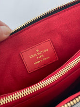 Load image into Gallery viewer, LV, Louis Vuitton, Coussin, Coussin MM, Coussin vernis, LV coussin, Louis Vuitton Coussin, Louis vuitton coussin vernis, Louis vuitton black bag, Lv vernis handbag, Louis vuitton handbag, LV handbag, Patent leather handbag, Preluxe, preloved handbag, preloved louis vuitton
