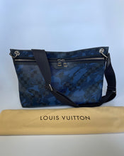 Load image into Gallery viewer, Louis Vuitton, LV, Louis Vuitton Mens Bag, Louis Vuitton Messenger Bag, Louis Vuitton Hunter Damier Camouflage cobalt. Damier Camouflage Cobalt, LV hunter Messenger bag
