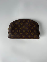 Load image into Gallery viewer, Louis Vuitton, Louis Vuitton toiletry 26, toiletry 26, monogram toiletry, Louis Vuitton monogram, Louis Vuitton GM cosmetic pouch, LV cosmetic pouch, Cosmetic pouch