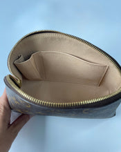 Load image into Gallery viewer, Louis Vuitton, Louis Vuitton toiletry 26, toiletry 26, monogram toiletry, Louis Vuitton monogram, Louis Vuitton GM cosmetic pouch, LV cosmetic pouch, Cosmetic pouch  Edit alt text