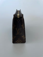 Load image into Gallery viewer, LOUIS VUITTON | TOILETRY 15 BAG | MONOGRAM
