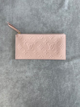 Load image into Gallery viewer, LOUIS VUITTON | FELICIE VERNIS ZIP POUCH | PINK
