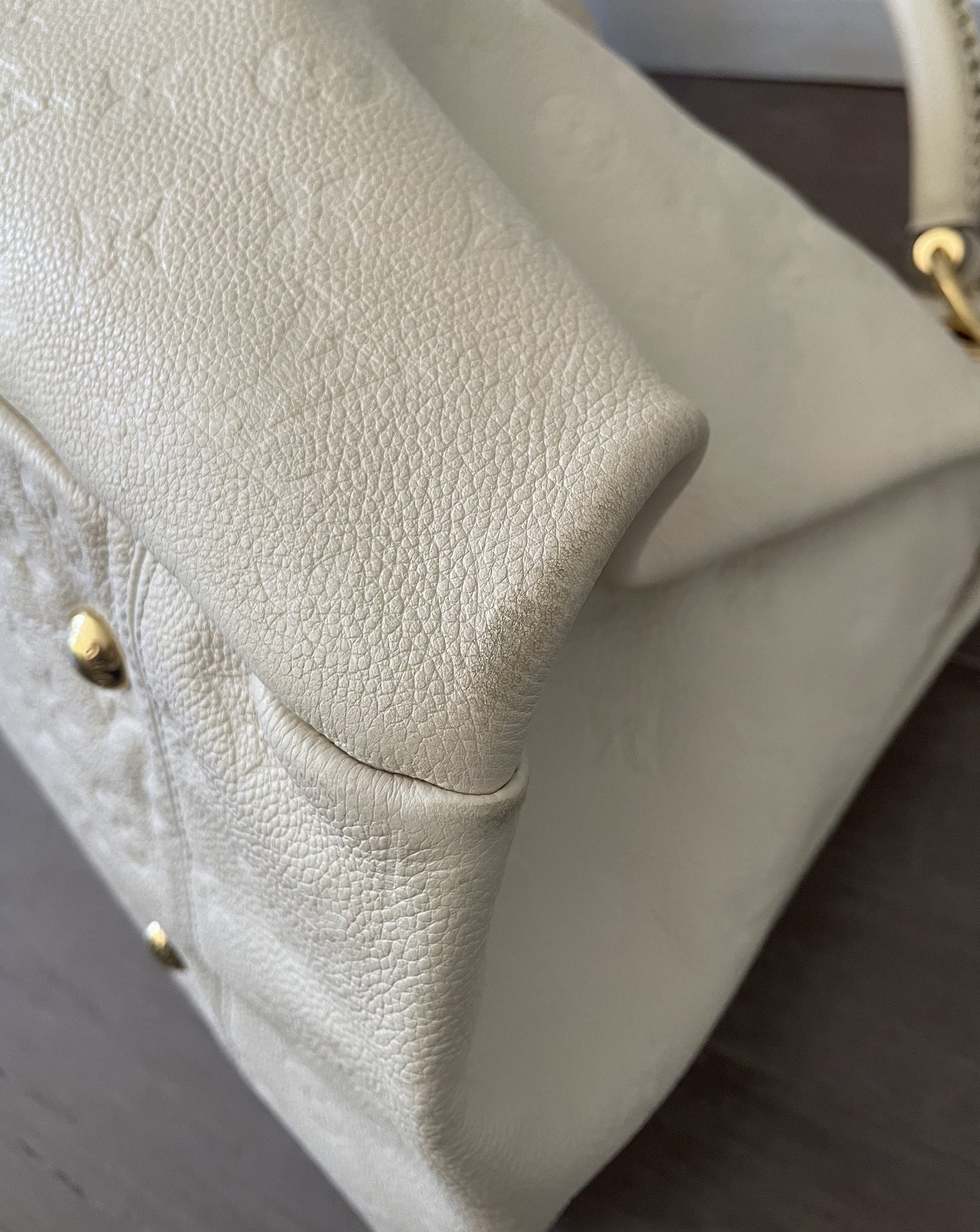 Louis Vuitton, Artsy shoulder bag in empreinte leather Cream ref