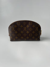 Load image into Gallery viewer, Louis Vuitton, Louis Vuitton toiletry 26, toiletry 26, monogram toiletry, Louis Vuitton monogram, Louis Vuitton GM cosmetic pouch, LV cosmetic pouch, Cosmetic pouch  Edit alt text
