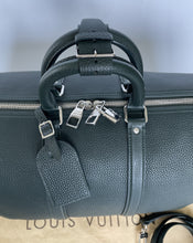 Load image into Gallery viewer, Louis Vuitton, Louis Vuitton keepall bandoliere 45 Naxos vert, Louis Vuitton Taurillon leather, Taurillon leather keepall 45, keepall 45, lv keepall 45, lv keepall, green keepall, Louis Vuitton travel bag
