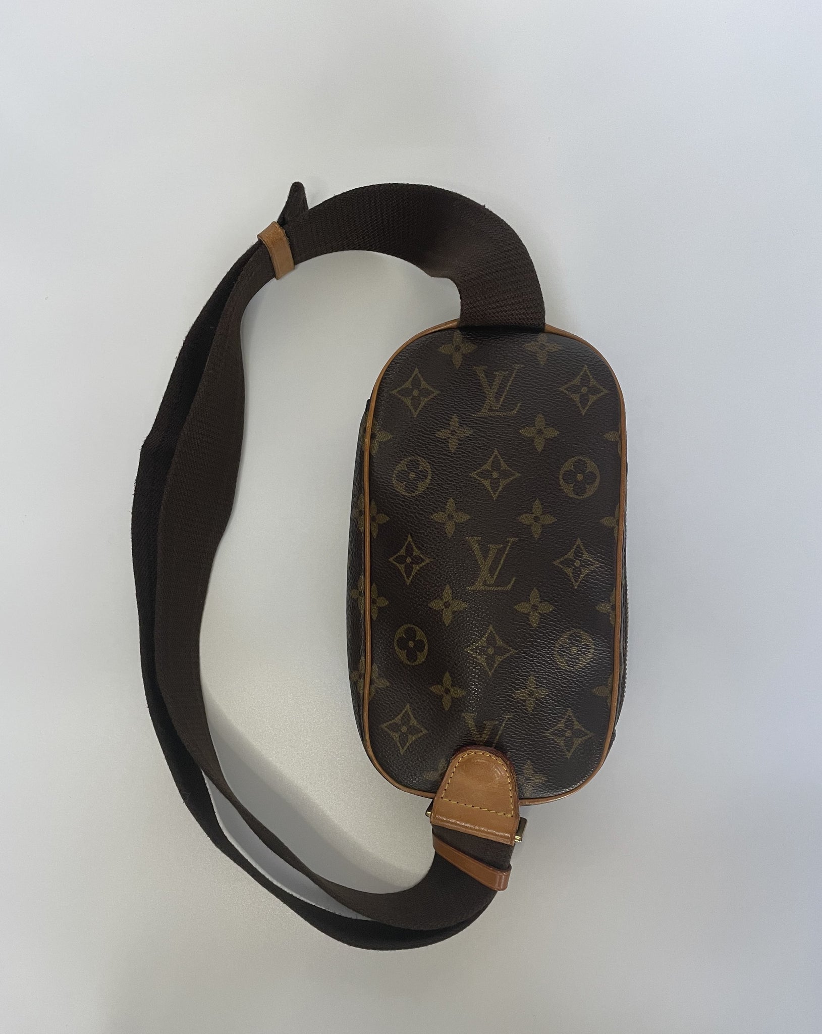 Louis Vuitton Monogram Pochette Gange (SHG-35998) – LuxeDH